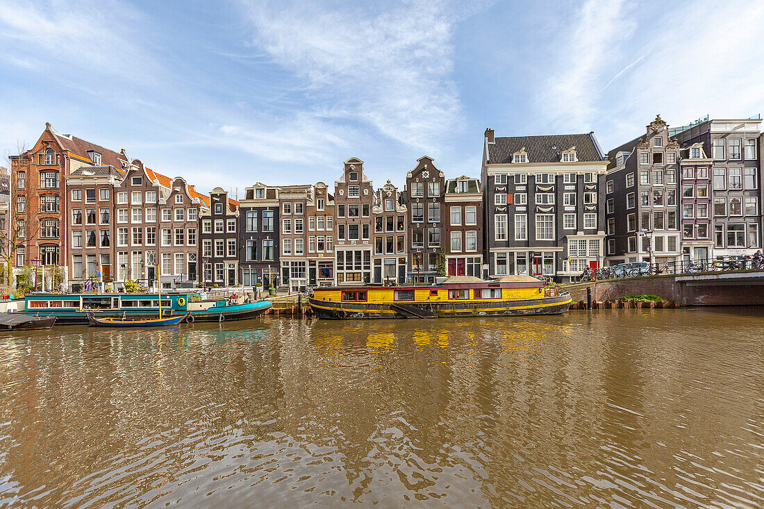 Lastkähne am Singelkanal vor traditionellen Häusern in Amsterdam,Amsterdam,Nordholland,Niederlande