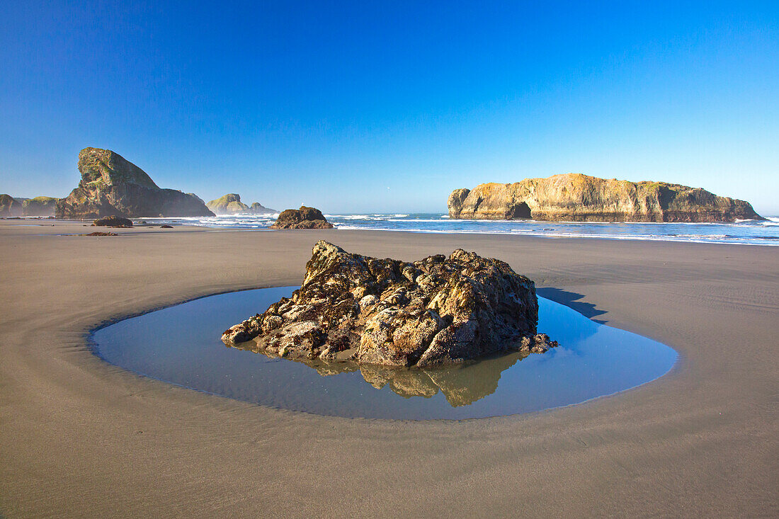 Morgenlicht verleiht dem Kap Sebastian entlang der Küste von South Oregon, Oregon, Vereinigte Staaten von Amerika, Schönheit