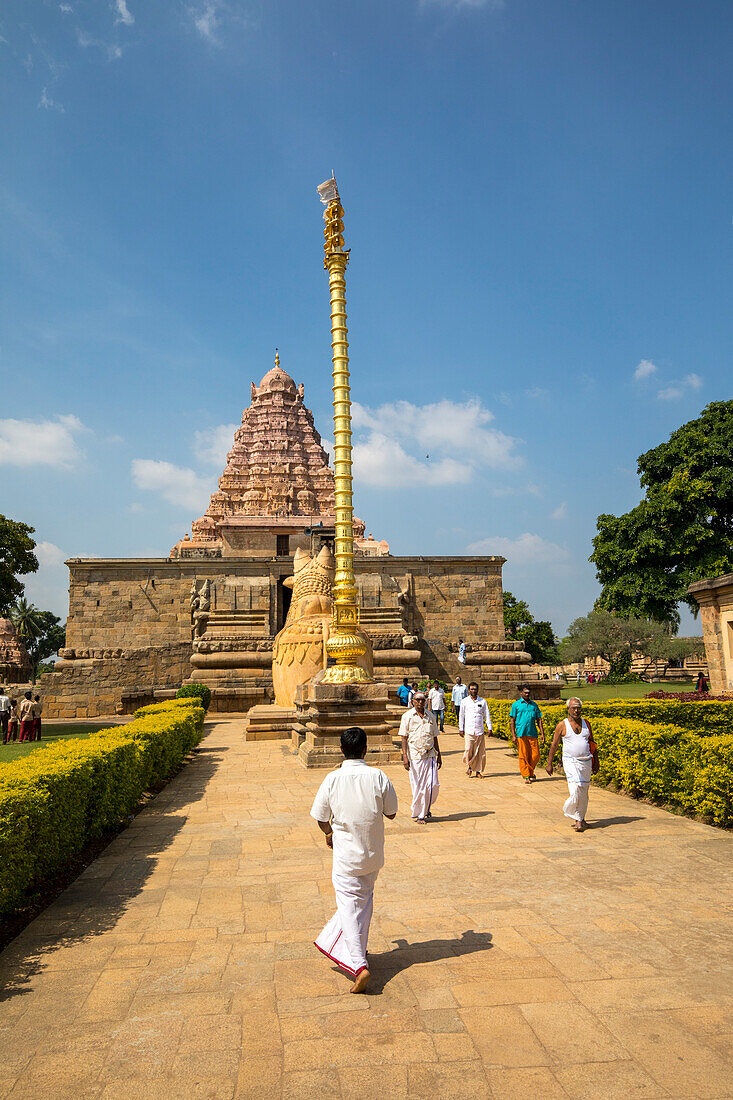 Gangaikonda Cholapuram, Tempel im dravadischen Stil der Chola-Ära, mit Nandi-Stier-Statue und Fahnenmast, Tamil Nadu, Indien