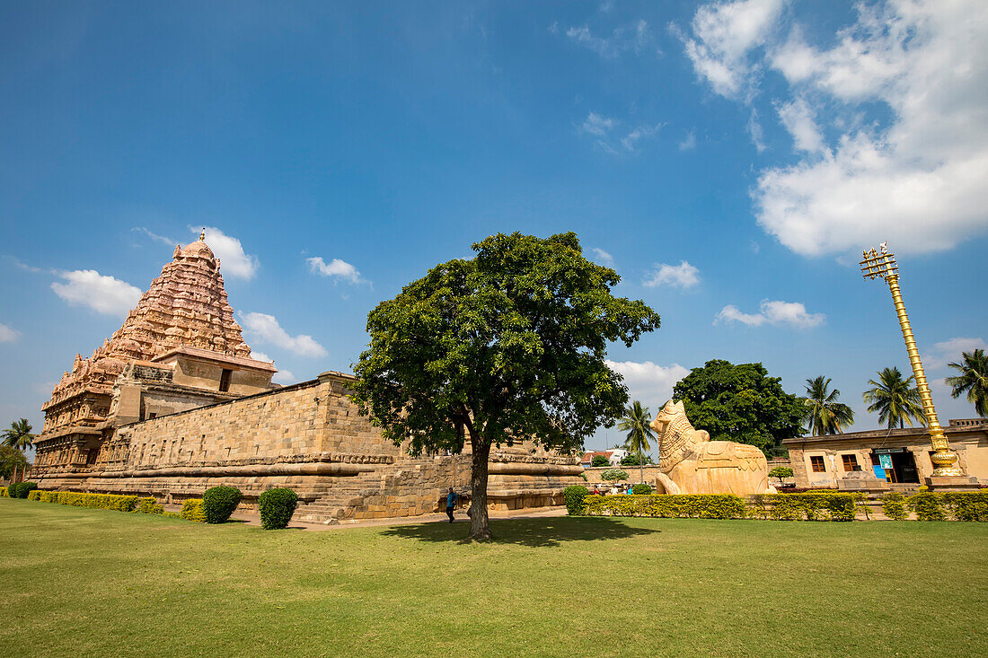 Gangaikonda Cholapuram, Tempel im dravadischen Stil der Chola-Zeit, mit Nandi-Stier-Statue und Fahnenmast, Tamil Nadu, Indien