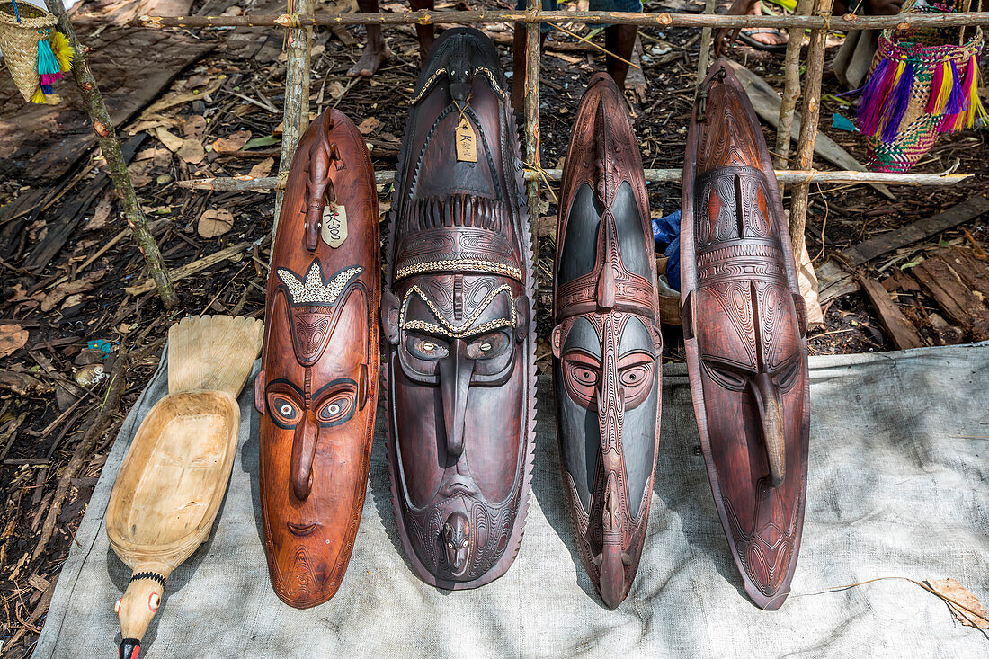 Masken aus geschnitztem Holz und Muscheln auf dem Markt im Dorf Mendam, im Sepik-Flussdelta, Papua-Neuguinea, Mendam, Ostsepik-Provinz, Papua-Neuguinea