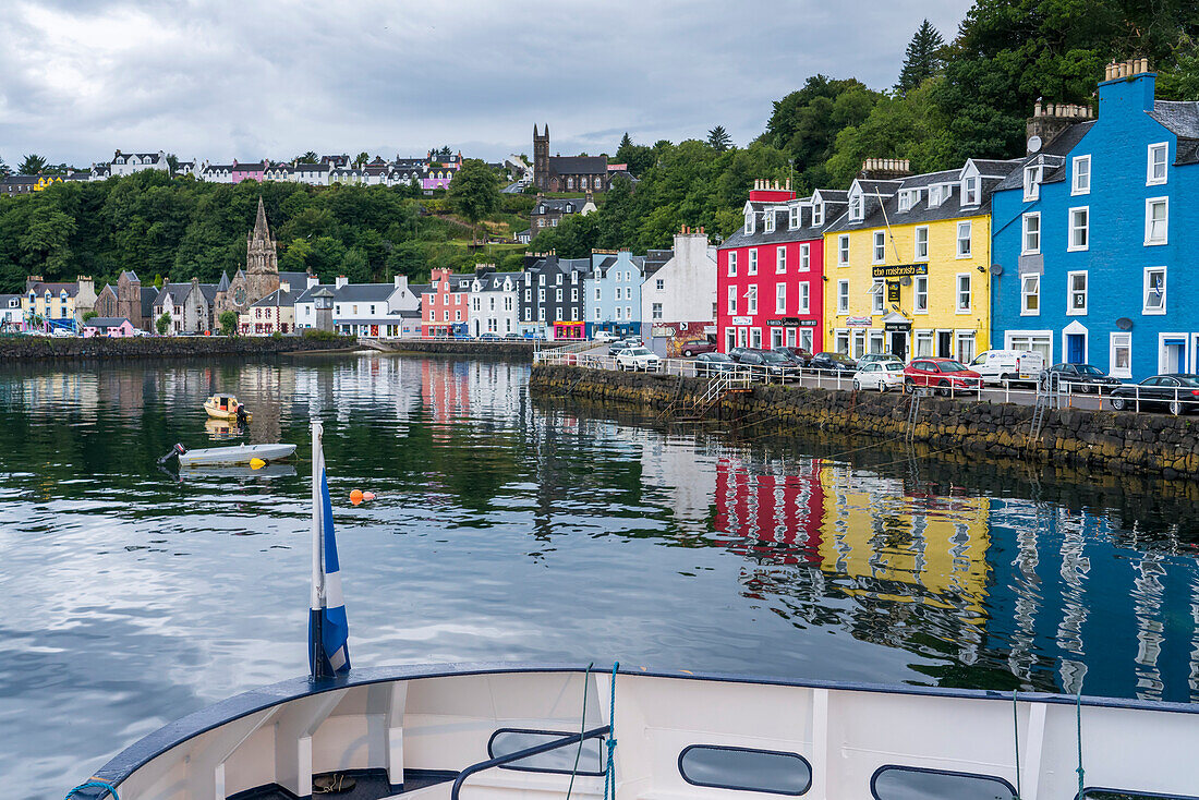 Boot im Hafen von Tobermory,Schottland,Tobermory,Isle of Mull,Schottland,angedockt