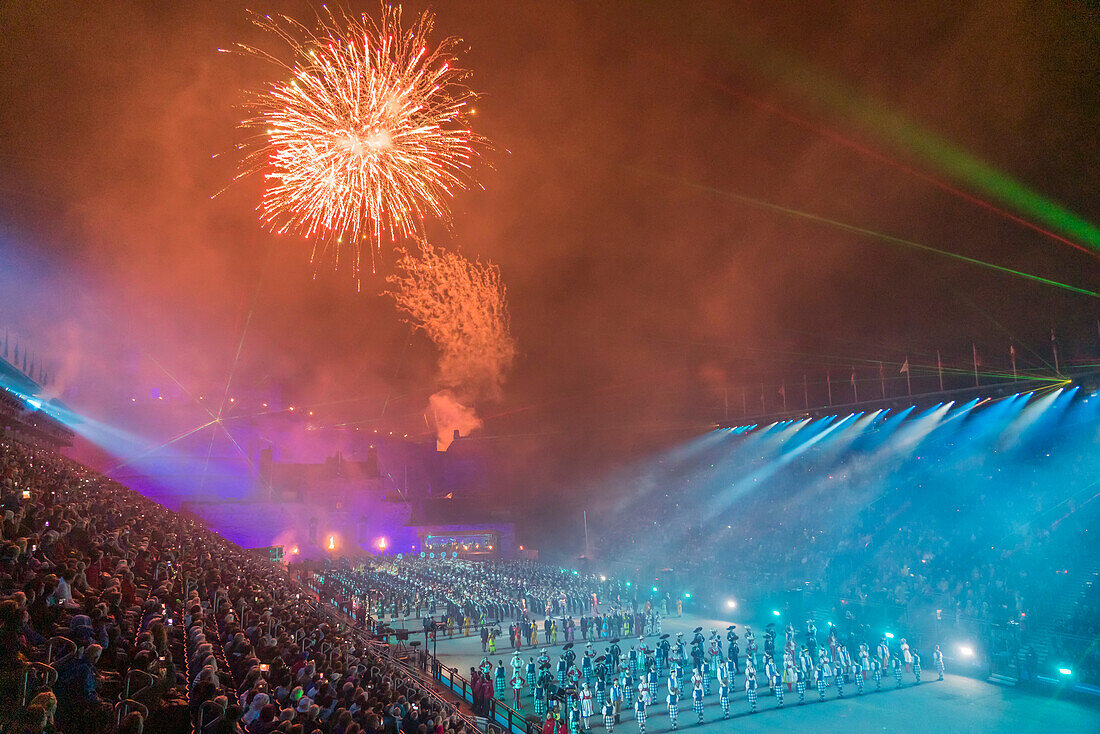 Dudelsackspieler und eine Marschkapelle spielen beim Military Tattoo mit Feuerwerk und Lasern in Edinburgh Castle in Edinburgh,Schottland,Edinburgh,Schottland