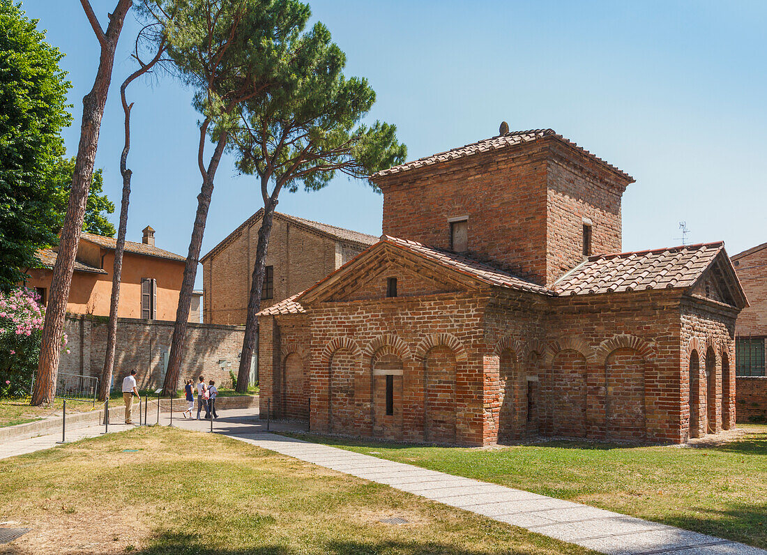 Ravenna, Provinz Ravenna, Italien.  Außenansicht des Mausoleums aus dem 5. Jahrhundert, Mausoleo di Galla Placidia.  Das Mausoleum ist Teil des UNESCO-Weltkulturerbes der frühchristlichen Denkmäler in Ravenna.