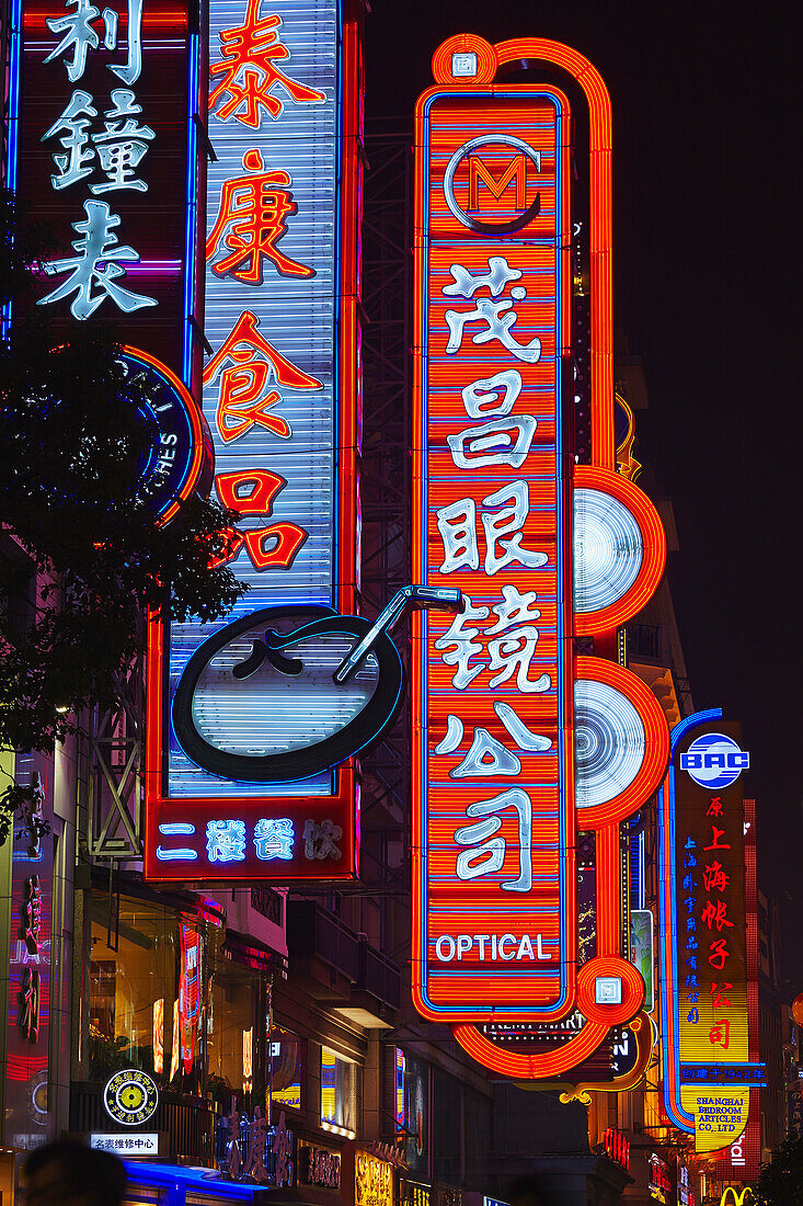 Nachtlichter auf der East Nanjing Road, im Herzen der Innenstadt von Shanghai, China, Huangpu District, Shanghai, China.