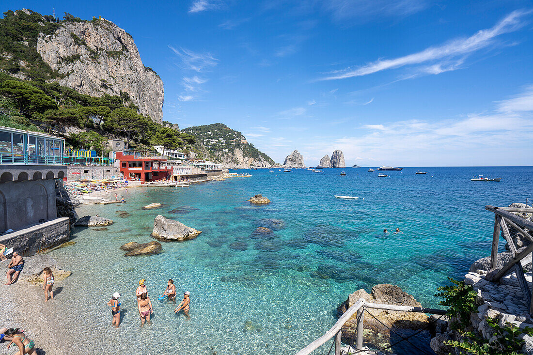 Marina Piccola und Faraglioni-Bucht mit Felsformationen auf der Insel Capri, Capri, Neapel, Italien