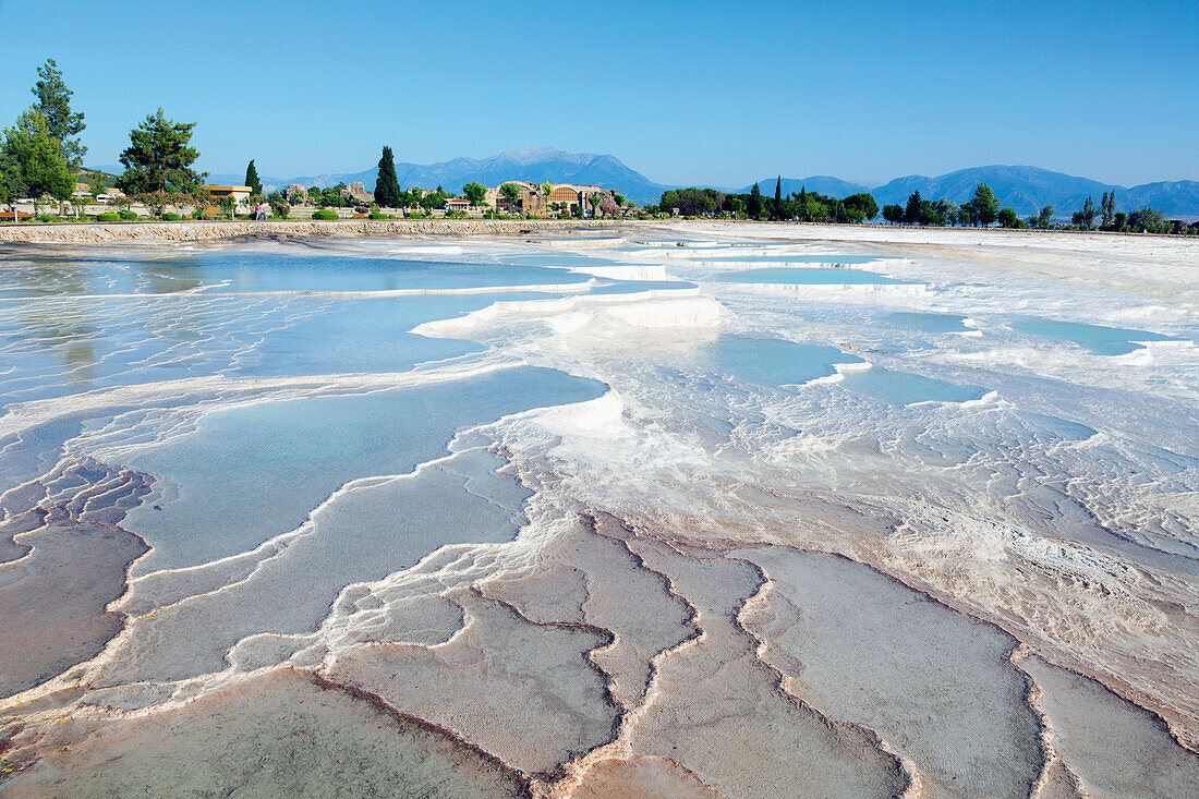 Pamukkale, die weißen Travertin-Kalksteinterrassen und -becken. Pamukkale ist bekannt als die Baumwollburg. Es ist eine UNESCO-Weltkulturerbestätte,Pamukkale,Provinz Denizli,Türkei