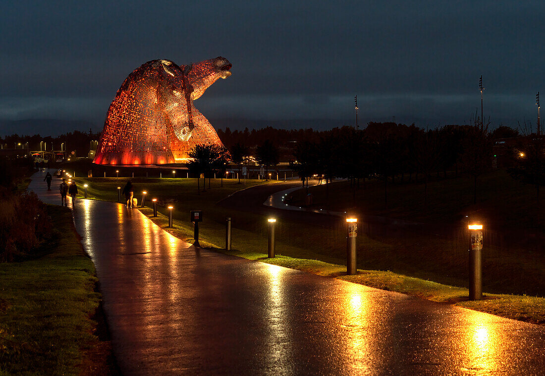 Die Kelpies im Helix Park, nachts mit Lichtern beleuchtet, Falkirk, Falkirk, Schottland