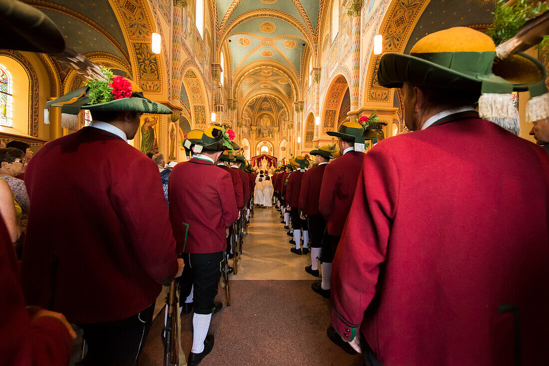 In der Pfarrkirche Maria Immaculata im Dorf Weerberg feiern die Einheimischen das Herz-Jesu-Fest mit einer Prozession der Color Guard, Österreich.