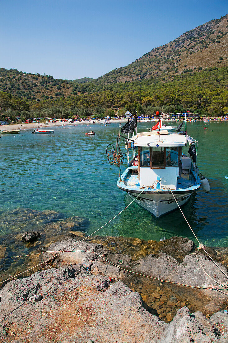 Boote am Strand von Gemiler, in der Nähe von Fethiye, Türkei, Insel Gemiler, Türkei