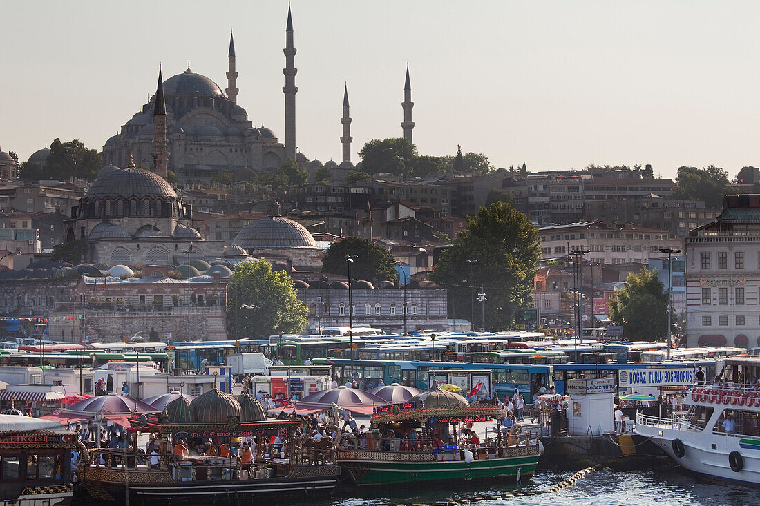 Blick auf die Sulumaniye-Moschee, mit der Rustem-Pasa-Moschee im Vordergrund, von der Galata-Brücke aus gesehen,Istanbul,Türkei,Istanbul,Türkei
