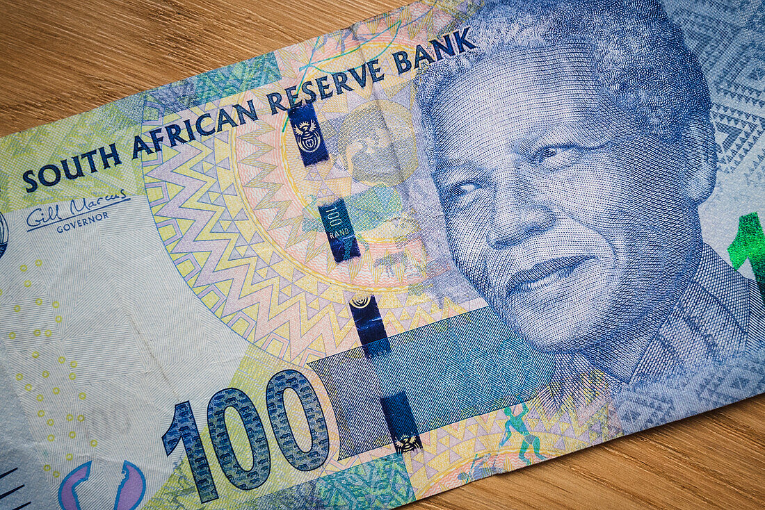 Nahaufnahme des Hundert-Rand-Scheins aus Südafrika mit dem Konterfei des jungen Nelson Mandala auf dem Schein, Südafrika