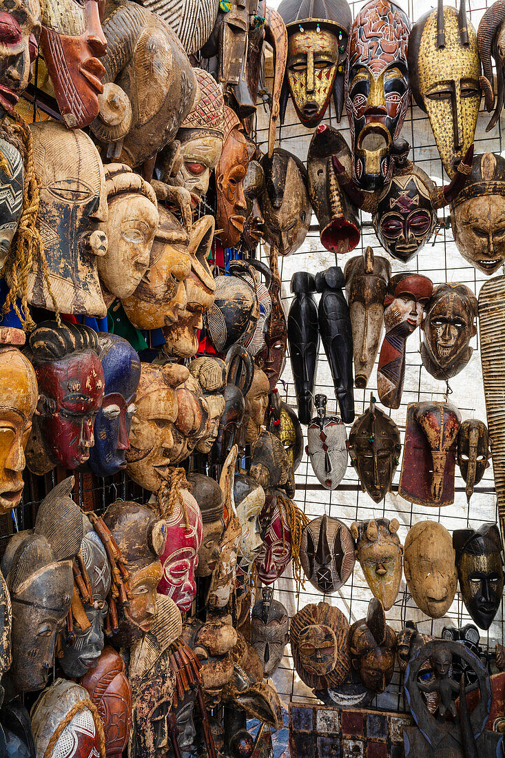 Afrikanische kunsthandwerkliche Holzmasken auf dem Greenmarket Square in Kapstadt, Südafrika, zum Verkauf ausgestellt