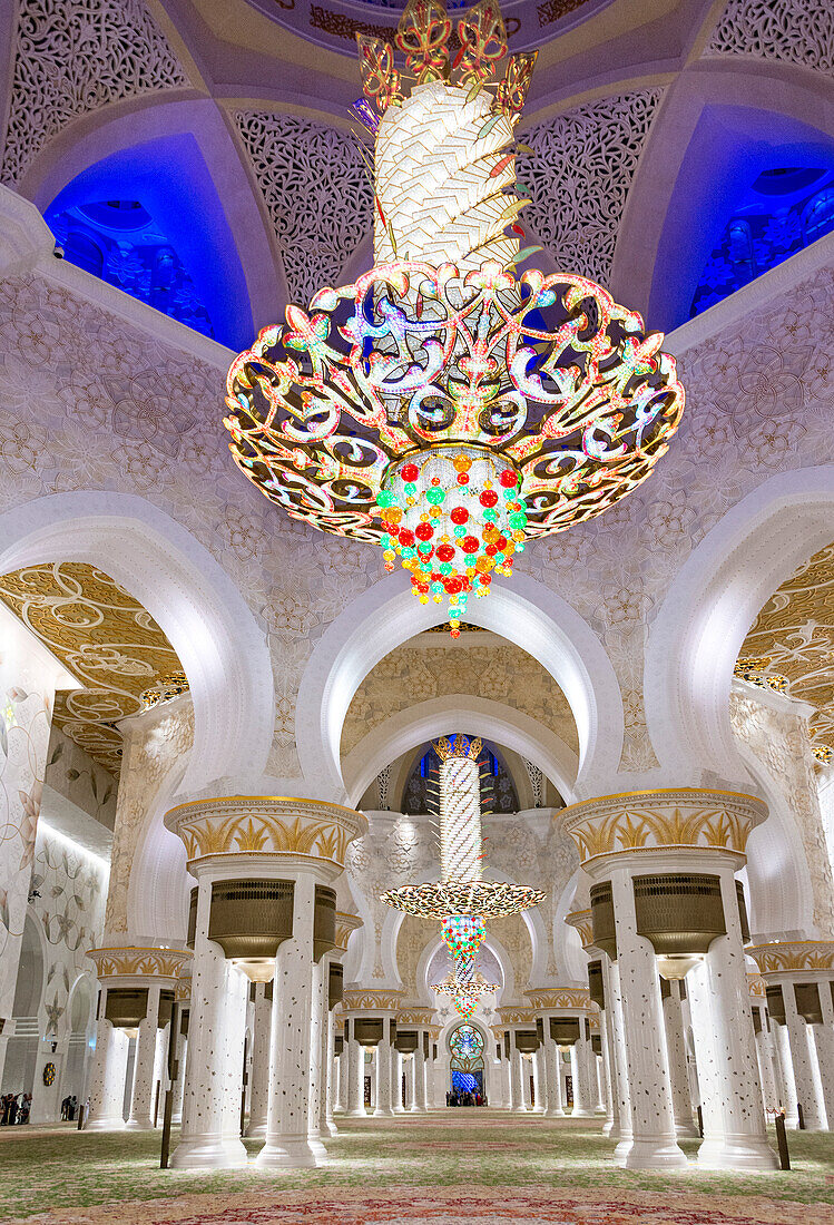 Blick in den Hauptgebetsraum der Großen Moschee in Abu Dhabi, Vereinigte Arabische Emirate, mit seinen Swarovski-Kristallleuchtern. Es ist auch der größte Teppich der Welt, Abu Dhabi, Vereinigte Arabische Emirate