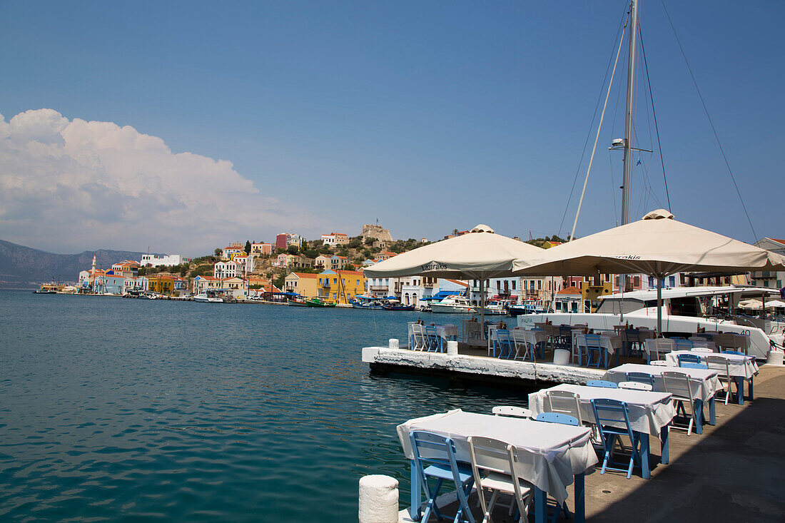 Sitzgelegenheiten am Wasser in einem Restaurant am Ufer, Insel Kastellorizo, Kastellorizo, Dodekanes, Griechenland