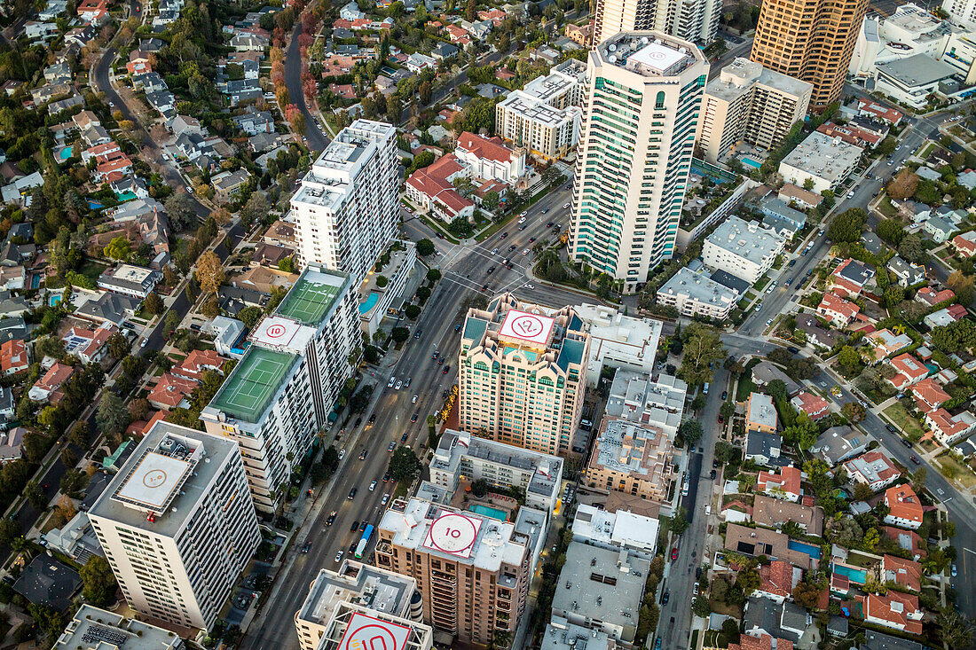 Luftaufnahme des Wilshire Boulevard in Los Angeles, Kalifornien, USA, Los Angeles, Kalifornien, Vereinigte Staaten von Amerika