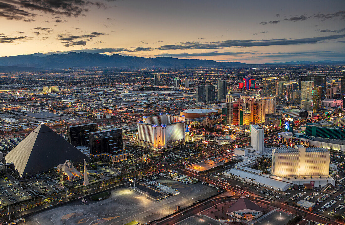 Abendliche Luftaufnahme eines Teils des Las Vegas Strip mit einer Reihe von Hotels, Kasinos und Einkaufsbereichen, Las Vegas, Nevada, Vereinigte Staaten von Amerika