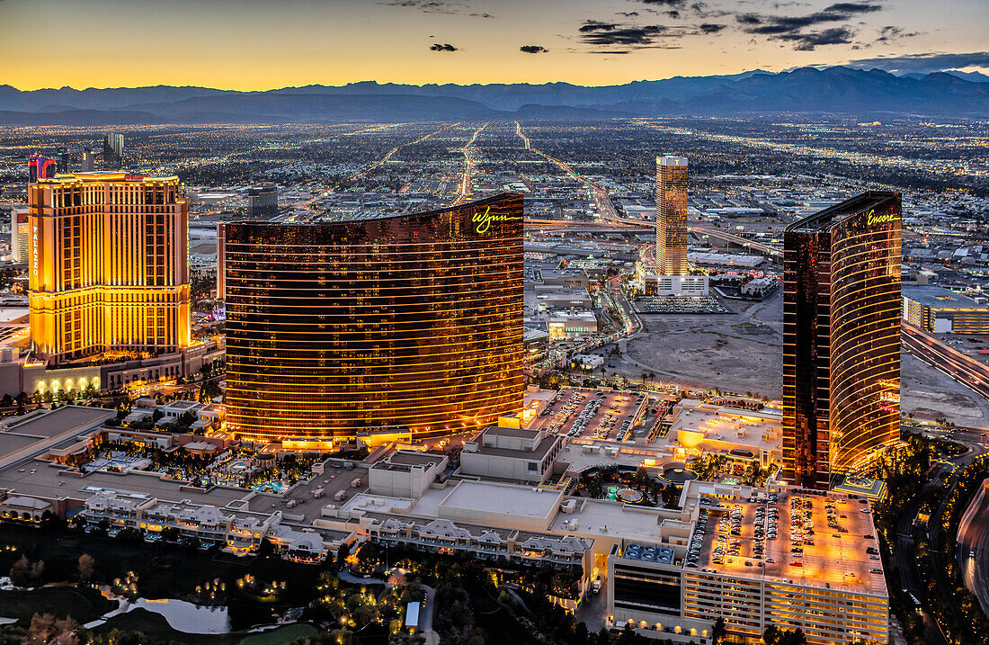 Luftaufnahme des Strip in Las Vegas bei Sonnenuntergang mit markanten Hotels, Las Vegas, Nevada, Vereinigte Staaten von Amerika