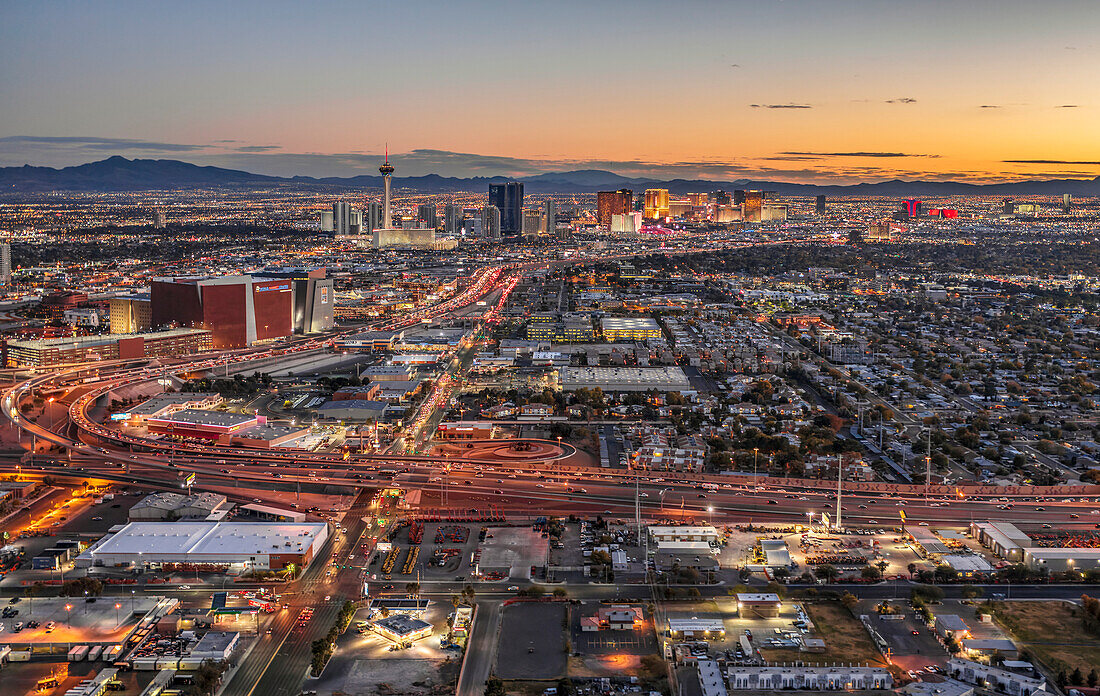 Luftaufnahme von Las Vegas bei Sonnenuntergang, Las Vegas, Nevada, Vereinigte Staaten von Amerika