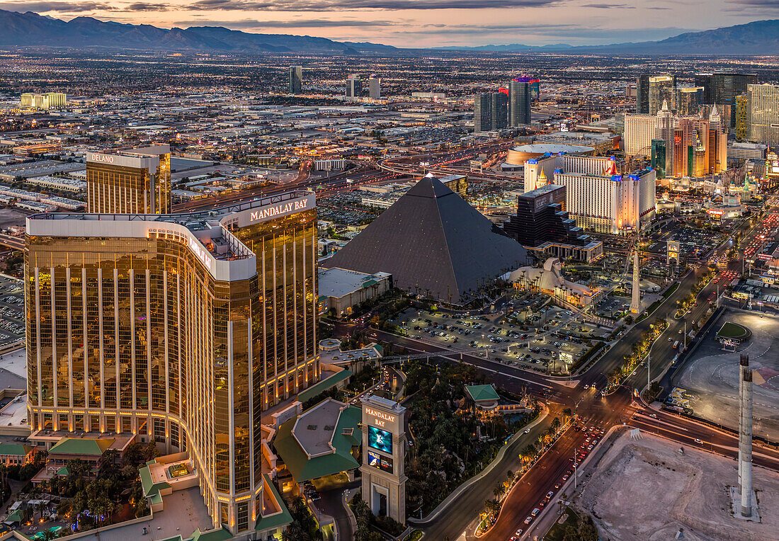 Luftaufnahme von Hotels und dem Las Vegas Strip in Las Vegas bei Sonnenuntergang, Las Vegas, Nevada, Vereinigte Staaten von Amerika