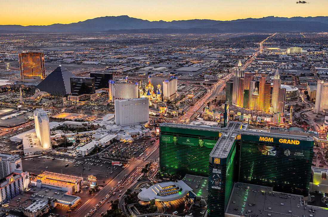Luftaufnahme von Hotels und dem Las Vegas Strip in Las Vegas bei Sonnenuntergang, Las Vegas, Nevada, Vereinigte Staaten von Amerika
