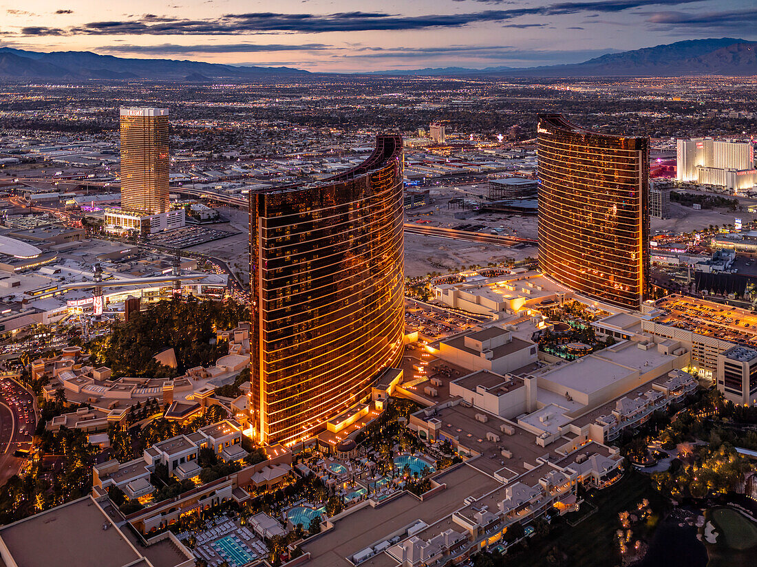 Luftaufnahme von Hotels und dem Las Vegas Strip in Las Vegas bei Sonnenuntergang, Las Vegas, Nevada, Vereinigte Staaten von Amerika