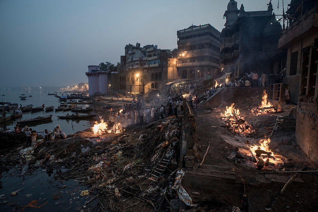 Brennende Leichen auf den Ghats am Ufer des Ganges, Varanasi, Indien