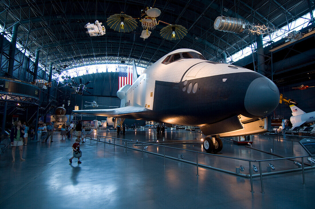 Die Raumfähre 'Enterprise' in einem Hangar des National Air and Space Museum, Steven F. Udvar Hazy Center in Chantilly, Virginia, USA. Alle aus der neuen Ausgabe des Luft- und Raumfahrtmuseums am Flughafen Dulles. Gezeigt werden vor allem eine SR-71 Blackbird sowie die Raumfähre Enterprise, Chantilly, Virginia, Vereinigte Staaten von Amerika.