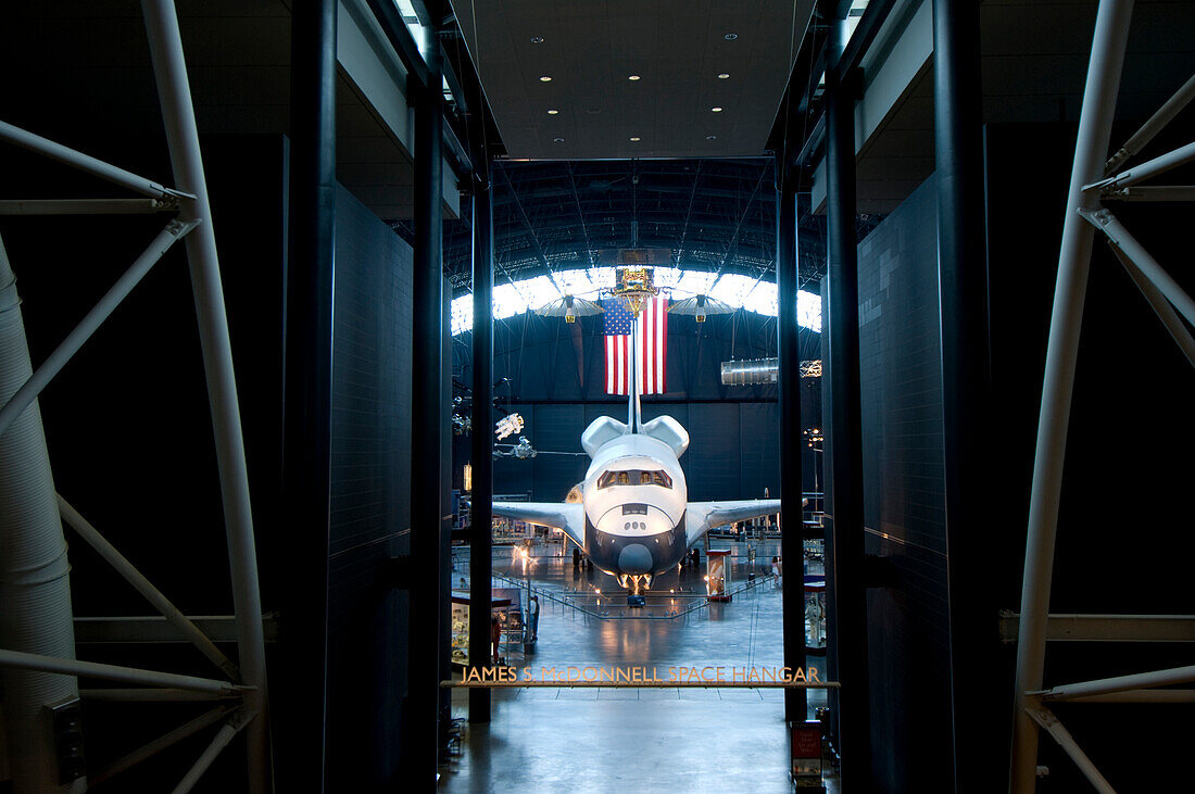 Die Raumfähre 'Enterprise' in einem Hangar im National Air and Space Museum, Steven F. Udvar Hazy Center in Chantilly, Virginia, USA. Alle aus der neuen Ausgabe des Luft- und Raumfahrtmuseums am Flughafen Dulles. Gezeigt werden vor allem eine SR-71 Blackbird sowie die Raumfähre Enterprise, Chantilly, Virginia, Vereinigte Staaten von Amerika.
