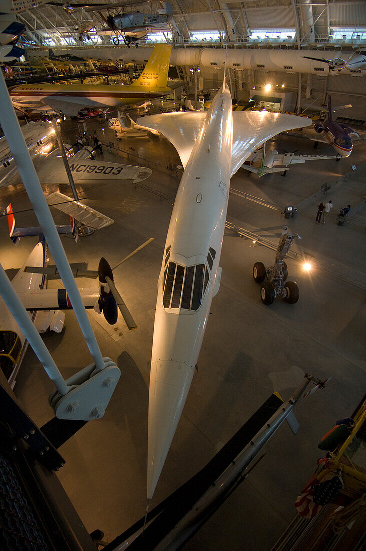 Die 'Concorde' und andere Flugzeuge in einem Hangar des National Air and Space Museum, Steven F. Udvar Hazy Center in Chantilly, Virginia, USA. Alle aus der neuen Ausgabe des Luft- und Raumfahrtmuseums am Flughafen Dulles. Gezeigt werden vor allem eine SR-71 Blackbird sowie die Raumfähre Enterprise, Chantilly, Virginia, Vereinigte Staaten von Amerika.