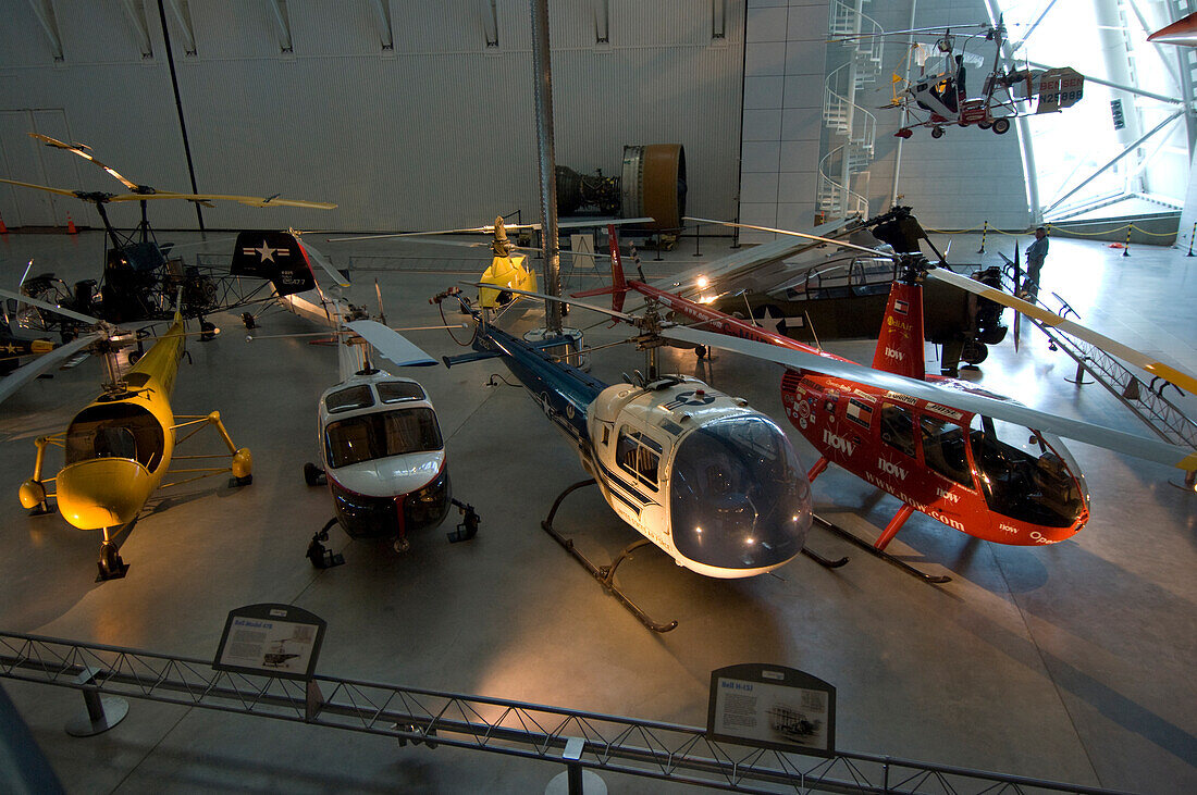 Hubschrauber in einem Hangar des National Air and Space Museum, Steven F. Udvar Hazy Center in Chantilly, Virginia, USA. Alle aus der neuen Ausgabe des Luft- und Raumfahrtmuseums am Flughafen Dulles. Gezeigt werden vor allem eine SR-71 Blackbird sowie die Raumfähre Enterprise, Chantilly, Virginia, Vereinigte Staaten von Amerika.