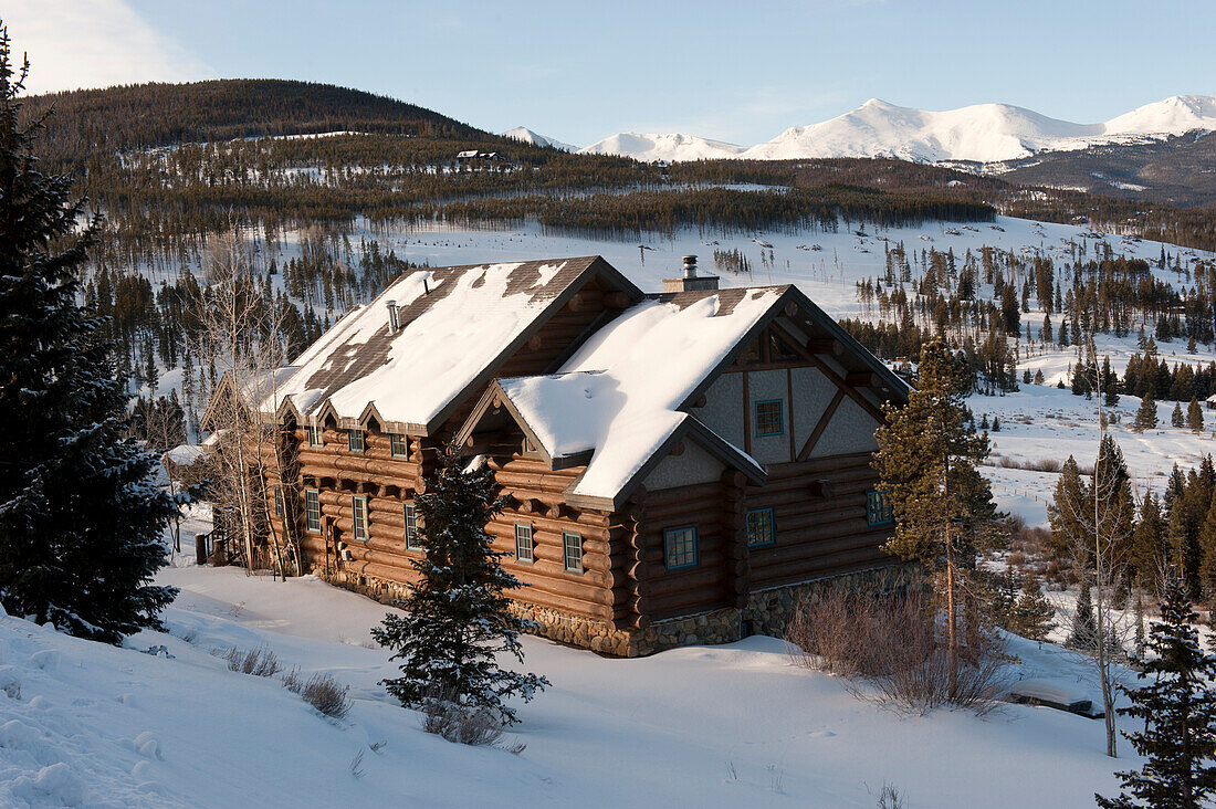 Schneebedeckte Blockhütte in der Nähe von Denver,Colorado,USA,Denver,Colorado,Vereinigte Staaten von Amerika