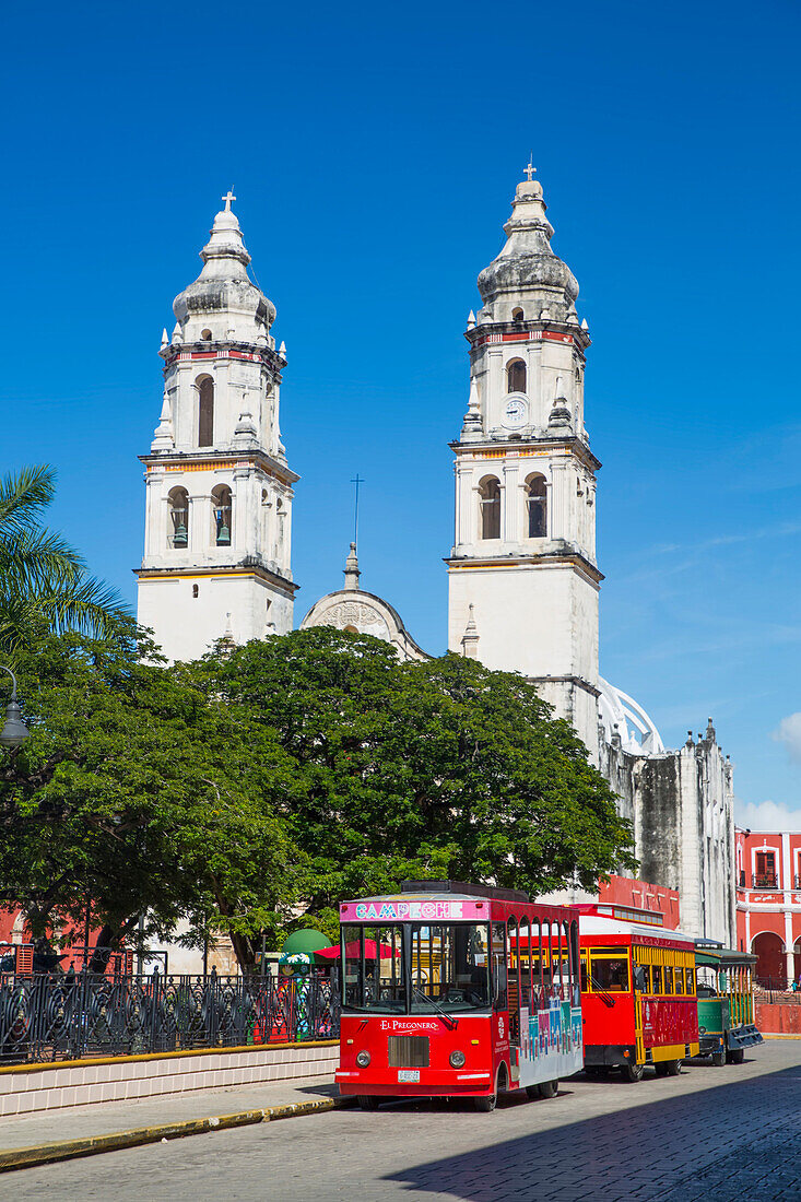 Independence Plaza with tour buses and cathedral in the Old Town of San Francisco de Campeche,UNESCO World Heritage Site,San Francisco de Campeche,State of Campeche,Mexico