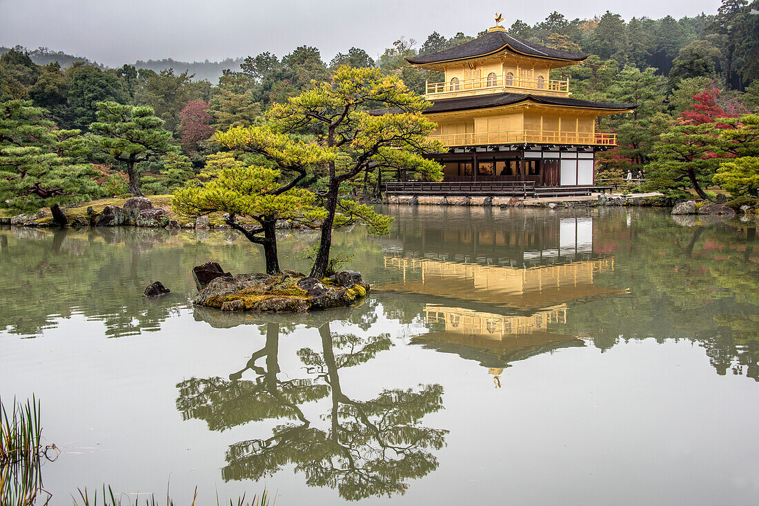 Der Tempel des Goldenen Pavillons oder Kinkaku-ji ist ein buddhistischer Zen-Tempel in Kyoto, Japan. Er ist eines der beliebtesten Gebäude in Kyoto und zieht jährlich viele Besucher an. Er ist als Nationale Besondere Historische Stätte und Nationale Besondere Landschaft ausgewiesen und gehört zu den 17 historischen Denkmälern des alten Kyoto, die zum Weltkulturerbe gehören.