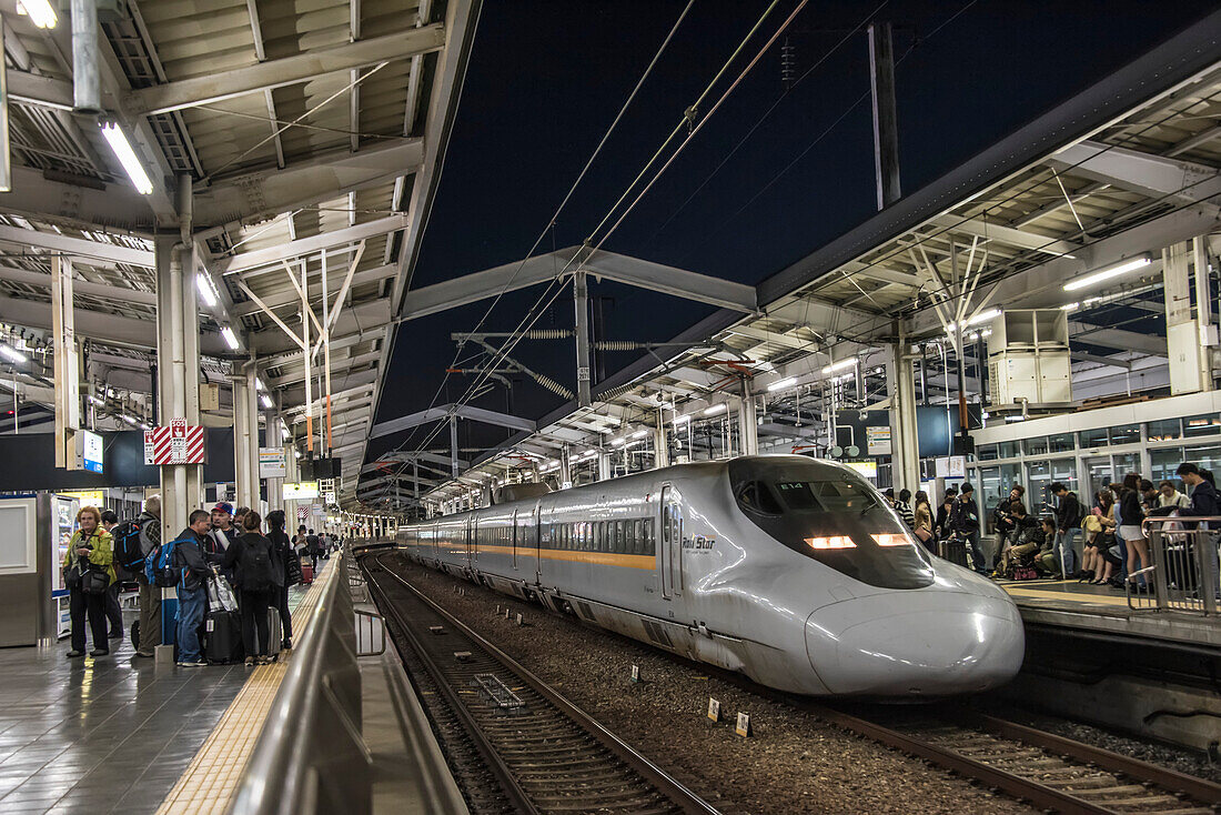 Japanischer Shinkansen oder Hochgeschwindigkeitszug, bei der Einfahrt in den Bahnhof von Okuyama, Japan.  Die Hochgeschwindigkeitszüge verbinden die meisten japanischen Großstädte und können bis zu 200 Meilen pro Stunde fahren,Okuyama,Japan