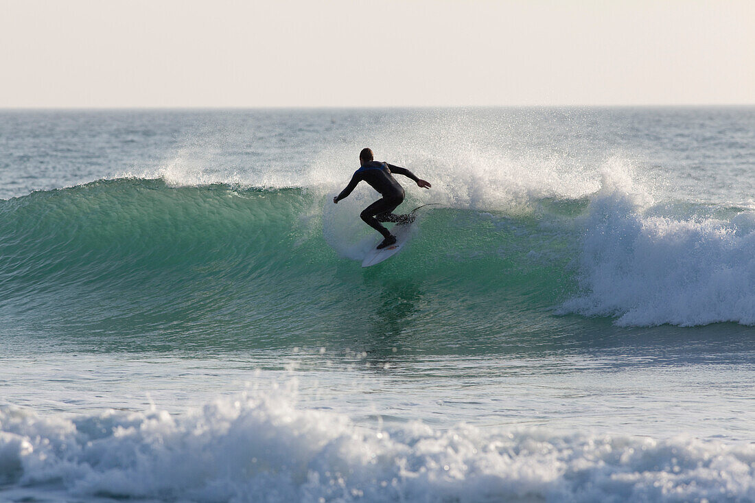 Surfen in der Constantine Bay bei Sonnenuntergang, bei Padstow, Cornwall, Großbritannien, Cornwall, England