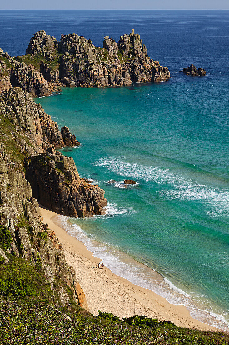 Blick von den Klippen bei Treen über den Strand von Pen-y-Vaunder zum Logan Rock, in der Nähe von Penzance, Cornwall, Großbritannien, Cornwall, England