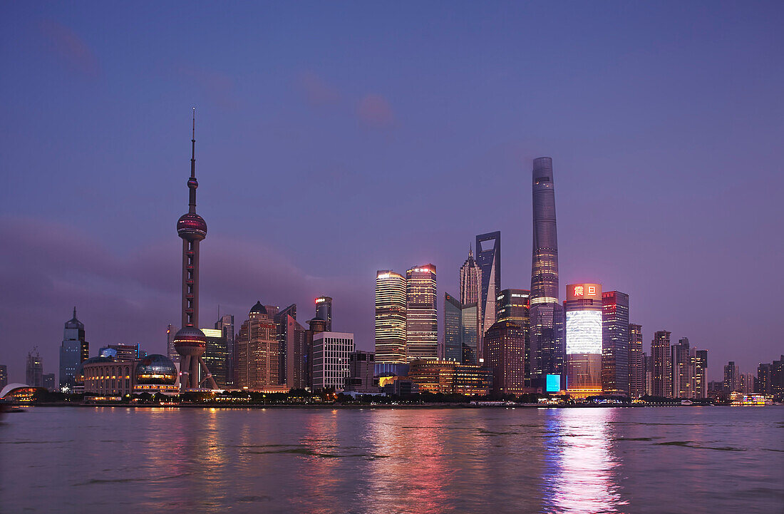 Blick in der Abenddämmerung über den Huangpu-Fluss vom Bund aus auf den Stadtteil Pudong, Shanghai, China, Shanghai, China