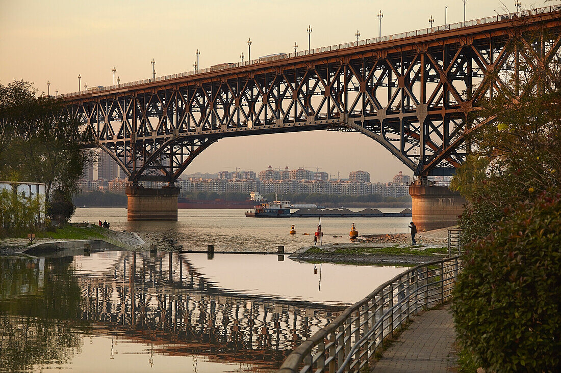 Die Jangtse-Brücke, die den Fluss Jangtse in Nanjing, China, überquert, Nanjing, Provinz Jiangsu, China