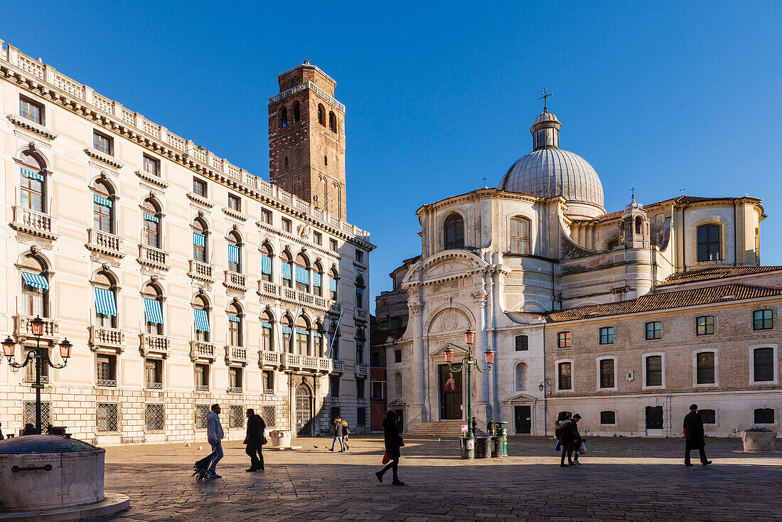 San Geremia Platz mit Palazzo Labia auf der linken Seite und der Kirche San Geremia auf der rechten Seite,Venedig,Veneto,Italien