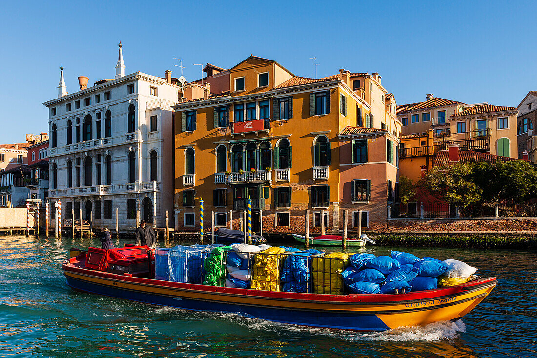 Waren auf einem Frachtschiff auf dem Canale Grande, Venedig, Venetien, Italien