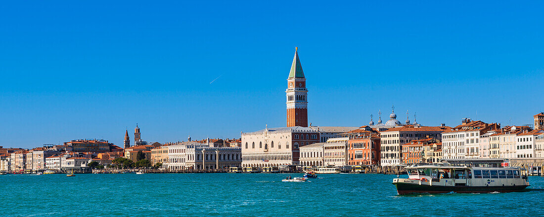 Vaporetto-Wasserbus auf dem Markusbecken mit Markusplatz, Dogenpalast und Markusdom, Venedig, Venetien, Italien