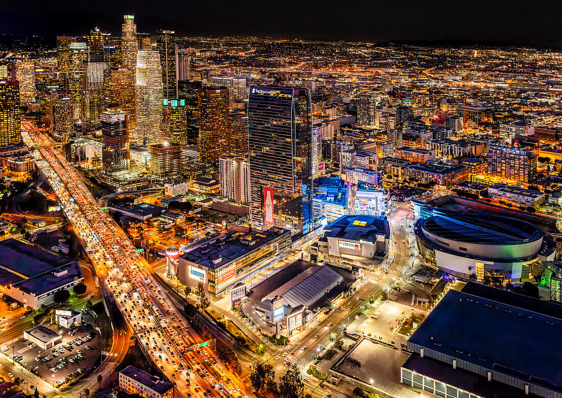 Abendliche Luftaufnahme der Stadt Los Angeles, Los Angeles, Kalifornien, Vereinigte Staaten von Amerika