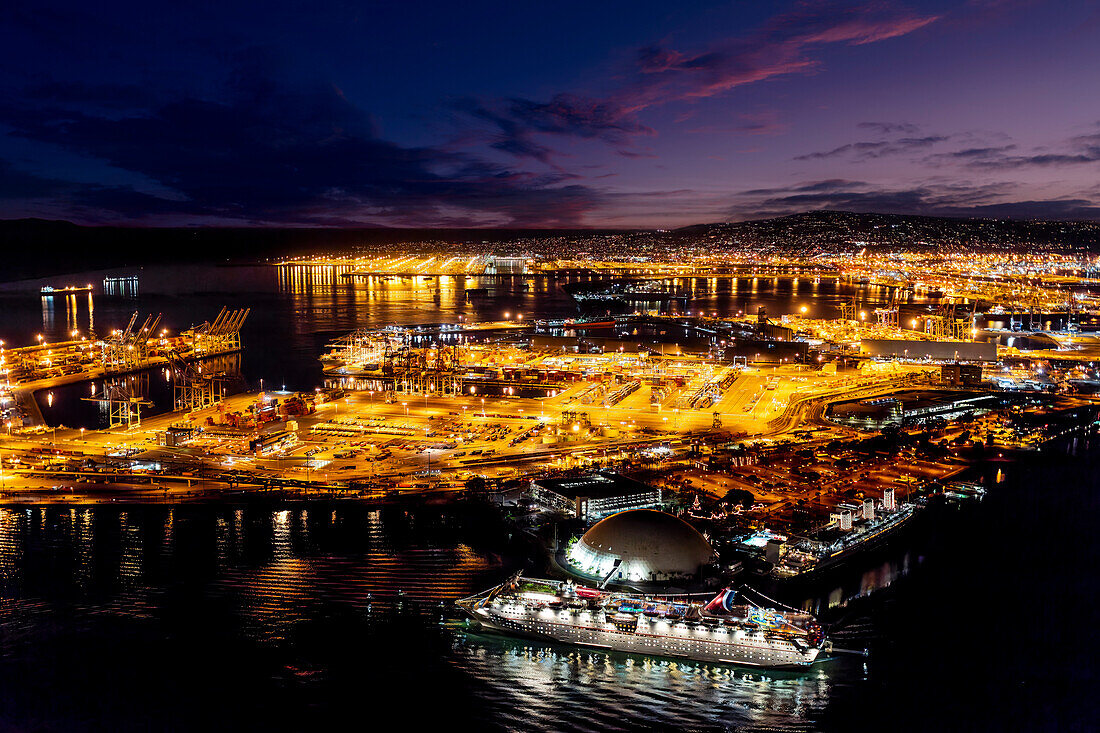 Kreuzfahrtschiff und die RMS Queen Mary im Hafen von Long Beach bei Nacht,Kalifornien,USA,Long Beach,Kalifornien,Vereinigte Staaten von Amerika