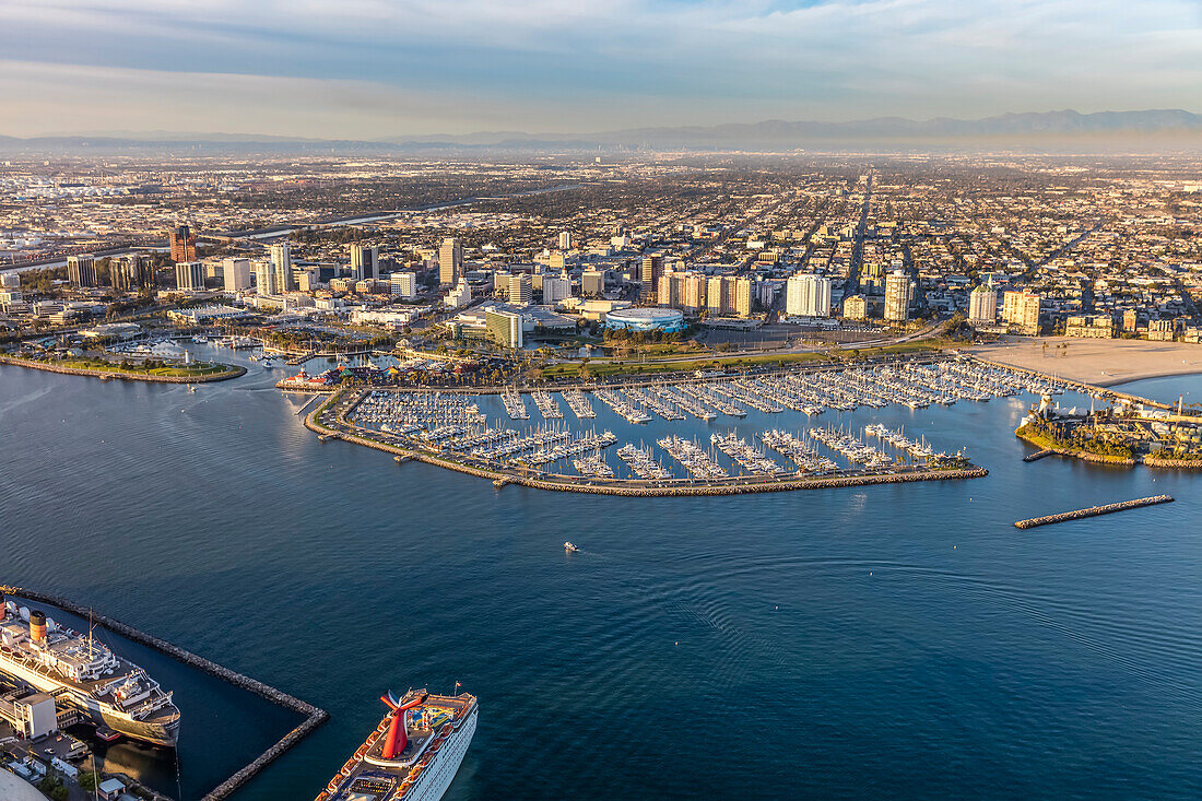 Luftaufnahme über den Los Angeles River in Richtung Long Beach, Kalifornien, Long Beach, Kalifornien, Vereinigte Staaten von Amerika