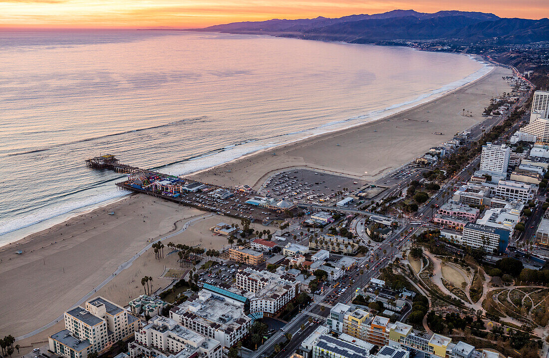 Santa Monica Beach and Pier,Kalifornien,USA,Santa Monica,Kalifornien,Vereinigte Staaten von Amerika