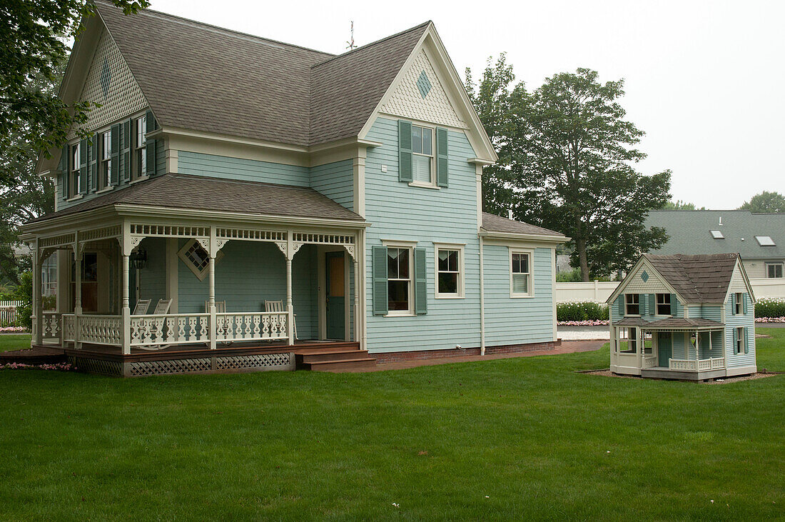 Ein Gasthaus mit einer Miniaturnachbildung daneben,Chatham,Cape Cod,Massachusetts.