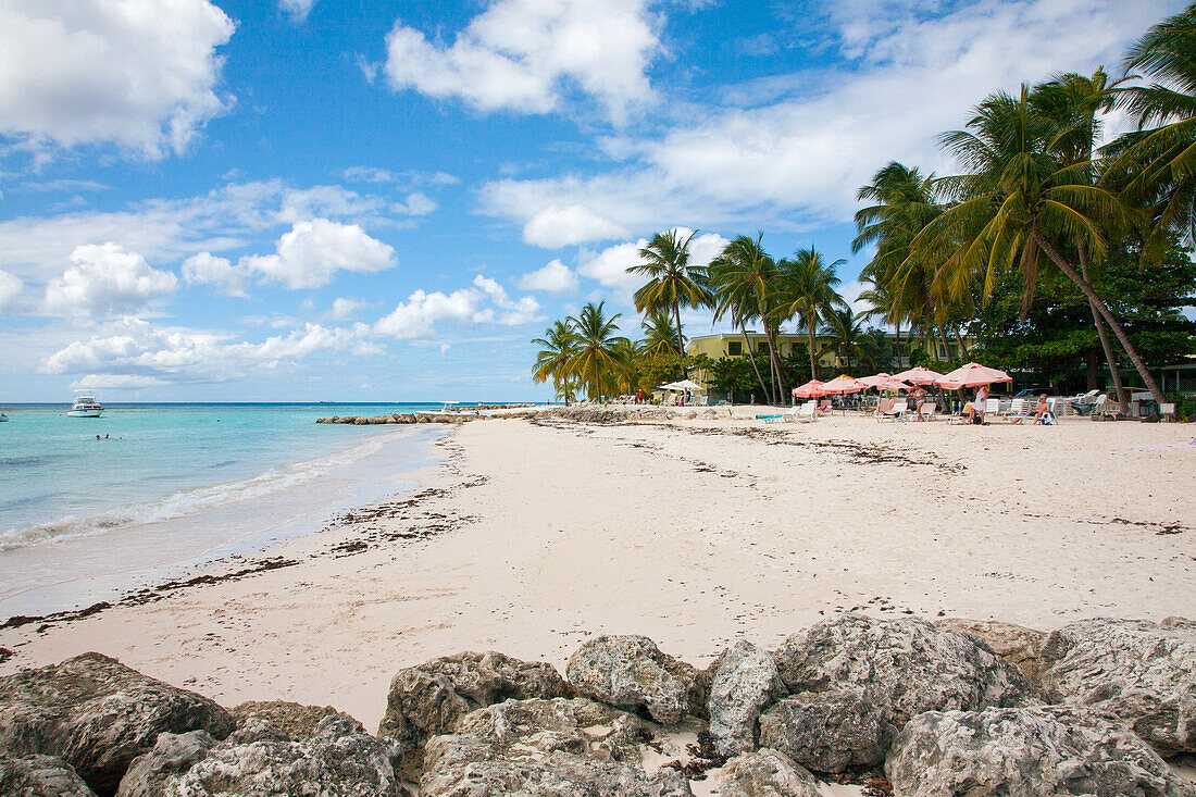 Unberührter weißer Sandstrand in dem kleinen Dorf Worthing auf Barbados,Worthing,Barbados