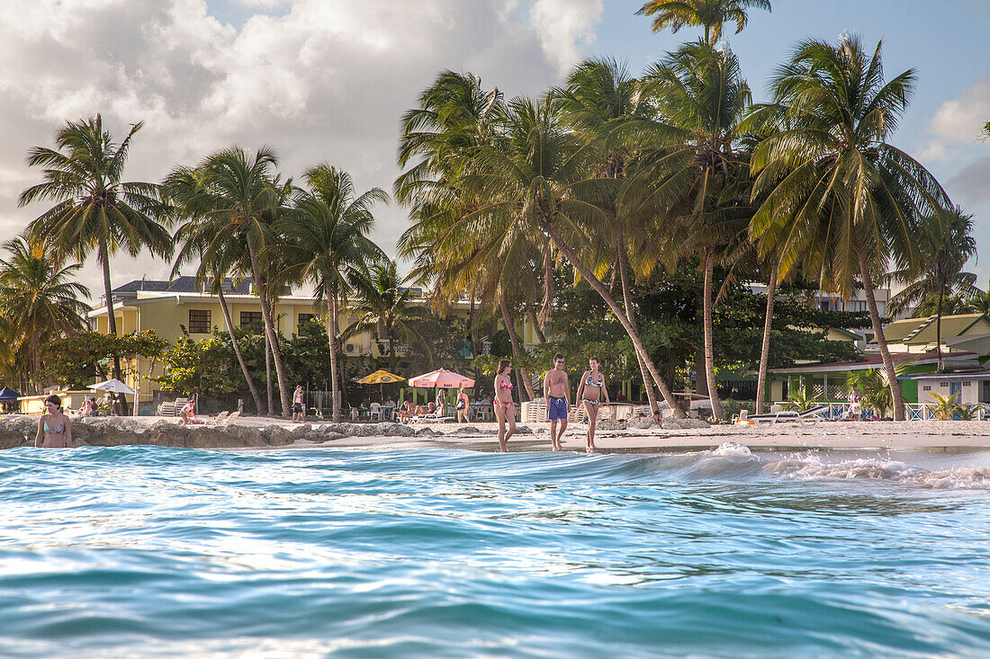 Touristen genießen einen tropischen Strand in dem kleinen Dorf Worthing, Barbados, Worthing, Barbados