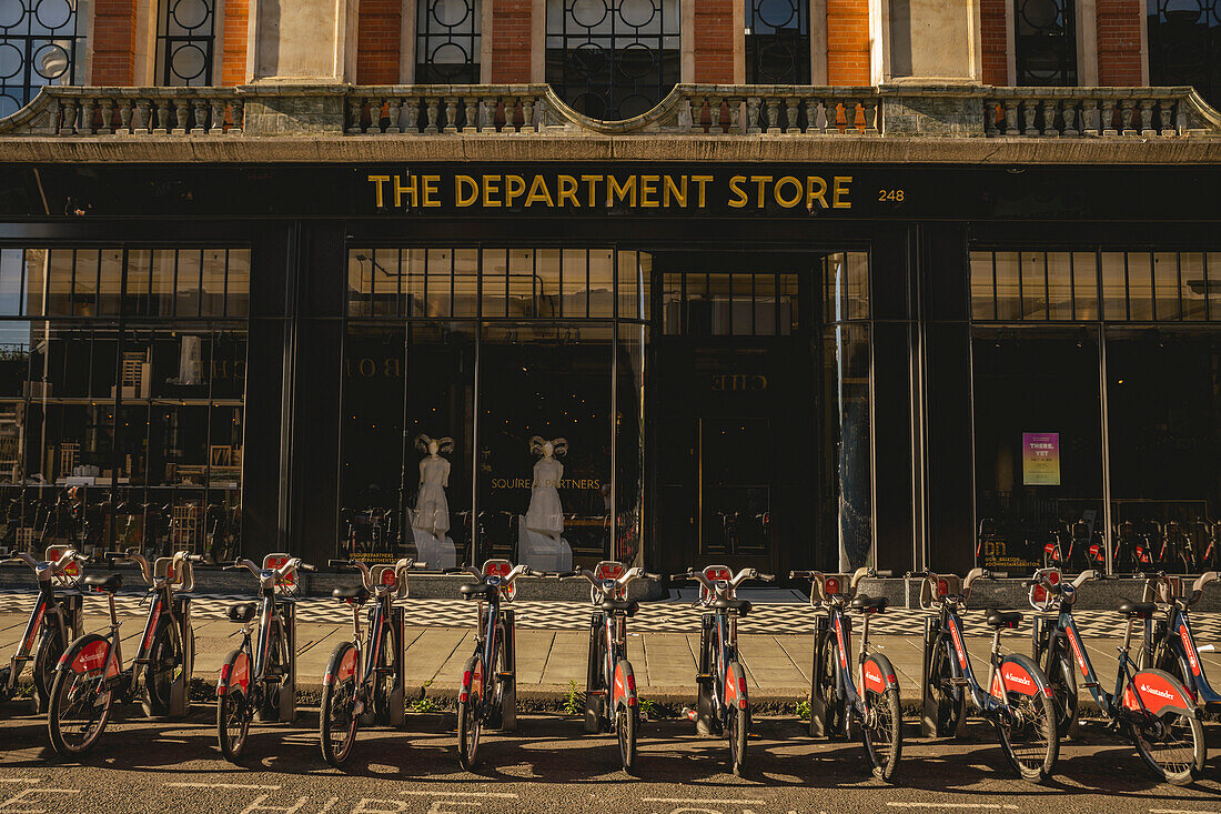 Fahrräder zur Miete vor dem Kaufhaus,Brixton,London,UK,London,England